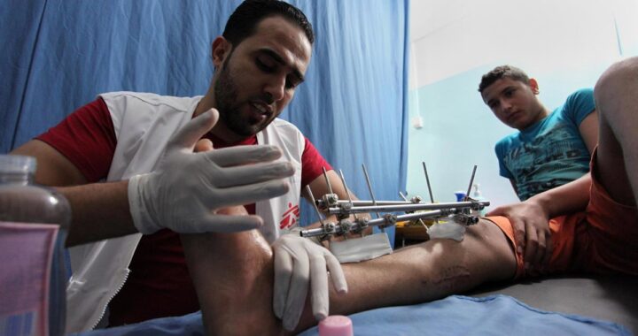 Equipo de MSF atendiendo heridos en hospital de Gaza con suministros médicos limitados
