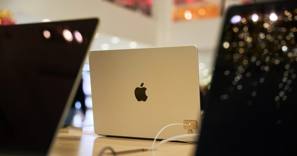 Prototipo de MacBook Pro 2026 con pantalla OLED táctil y Dynamic Island en la parte superior, mostrando menús radiales al tacto