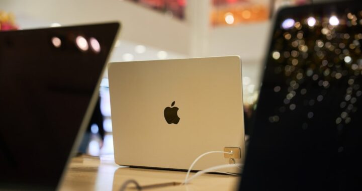 Prototipo de MacBook Pro 2026 con pantalla OLED táctil y Dynamic Island en la parte superior, mostrando menús radiales al tacto