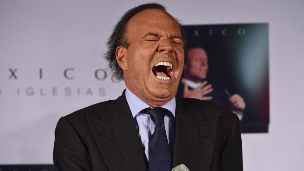 Julio Iglesias en rueda de prensa con su abogado tras presentar la demanda civil contra Yolanda Díaz por declaraciones difamatorias
