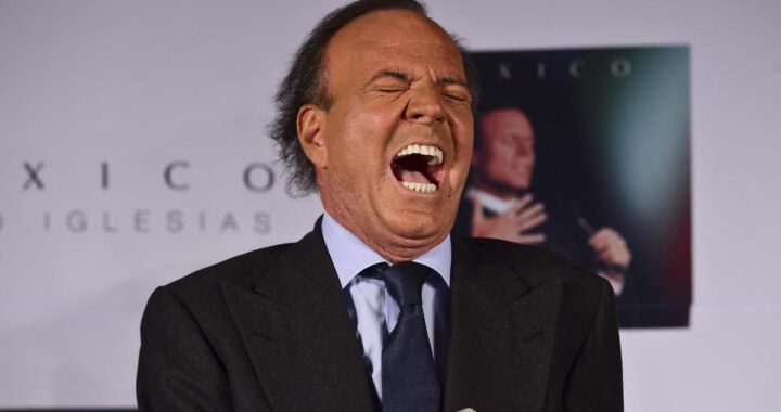Julio Iglesias en rueda de prensa con su abogado tras presentar la demanda civil contra Yolanda Díaz por declaraciones difamatorias