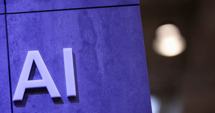 Pantallas con gráficos de transacciones financieras analizadas por IA en tiempo real, destacando alertas de fraude con precisión milimétrica