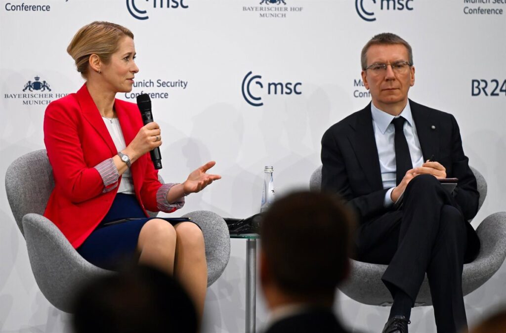 Kaja Kallas en Múnich señalando un mapa de Ucrania con zonas ocupadas por Rusia y datos de crímenes de guerra
