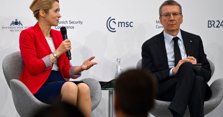 Kaja Kallas en Múnich señalando un mapa de Ucrania con zonas ocupadas por Rusia y datos de crímenes de guerra