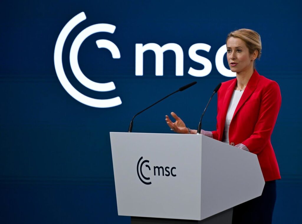 Kaja Kallas en el podio de Múnich 2026 con bandera de la UE al fondo durante discurso de desafío geopolítico