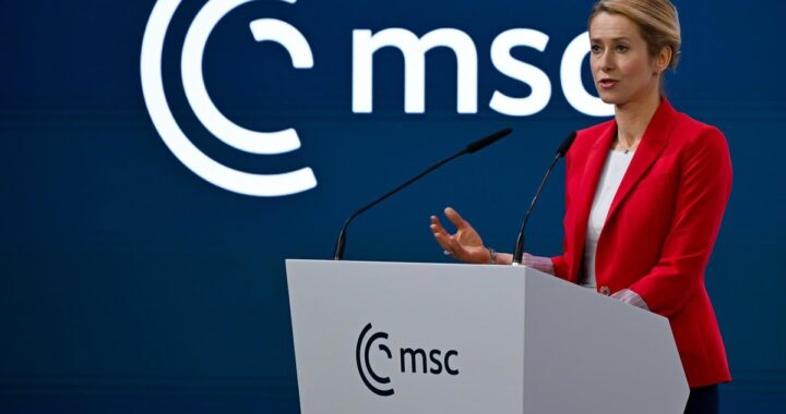 Kaja Kallas en el podio de Múnich 2026 con bandera de la UE al fondo durante discurso de desafío geopolítico
