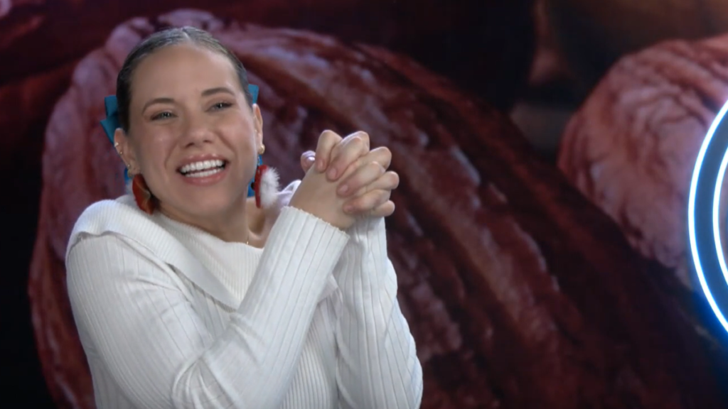 Karime Borja sonríe junto a su tartar de res con trufa negra, plato ganador del pin en MasterChef Celebrity