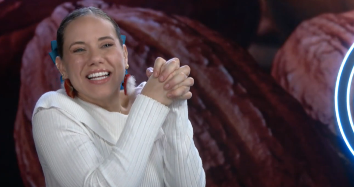 Karime Borja sonríe junto a su tartar de res con trufa negra, plato ganador del pin en MasterChef Celebrity