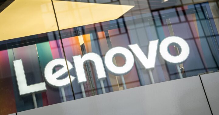 Ejecutivo usando portátil Lenovo con IA en oficina corporativa de São Paulo, mostrando gráficos de crecimiento 2026