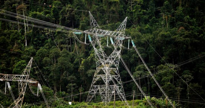 Gráfico de crecimiento del 4,7% anual en demanda eléctrica por centros de datos de IA con servidores en primer plano