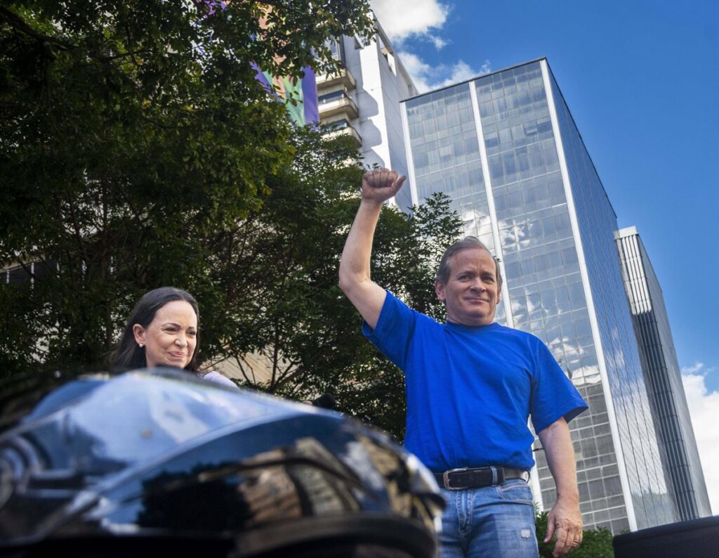 Juan Pablo Guanipa escoltado por agentes tras revocación de libertad en contexto preelectoral