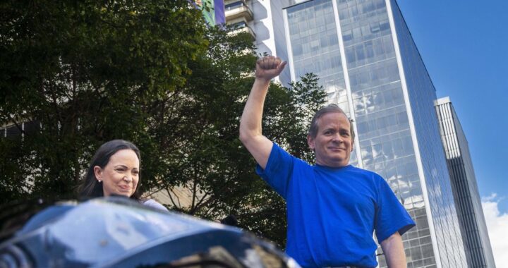 Juan Pablo Guanipa escoltado por agentes tras revocación de libertad en contexto preelectoral