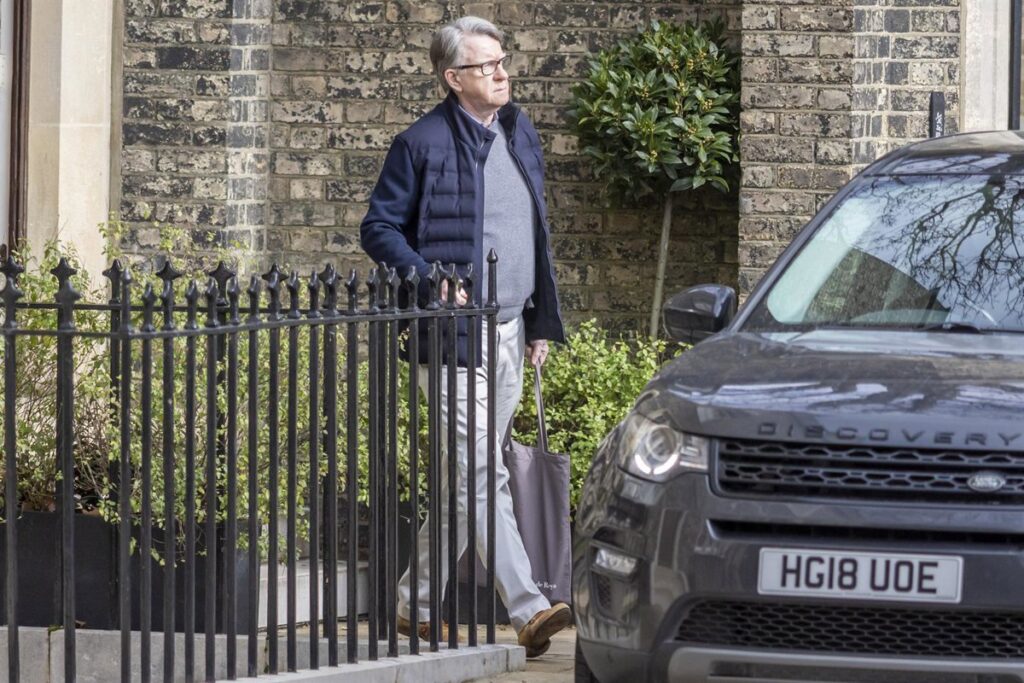 Peter Mandelson en una imagen de archivo con traje diplomático, vinculado al caso Jeffrey Epstein por transferencias bancarias