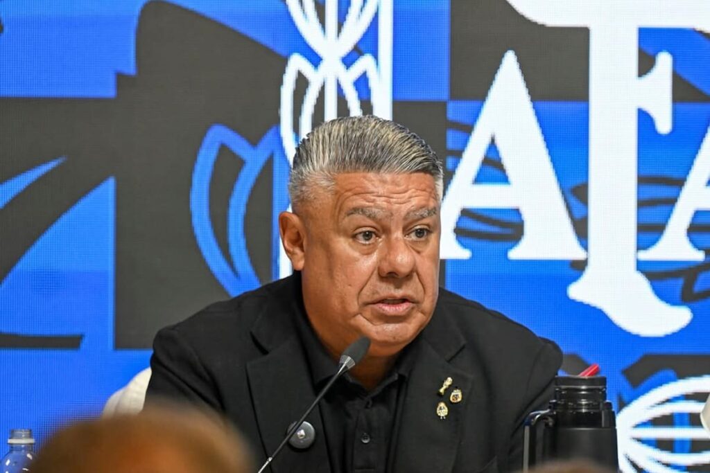 Claudio Tapia en reunión con dirigentes de 26 clubes durante el anuncio del paro histórico contra el Gobierno