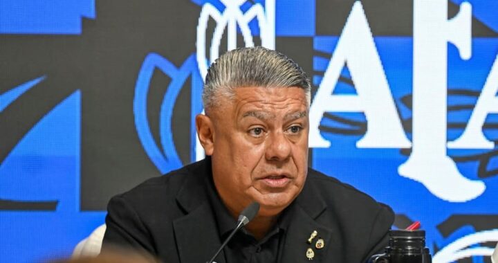 Claudio Tapia en reunión con dirigentes de 26 clubes durante el anuncio del paro histórico contra el Gobierno