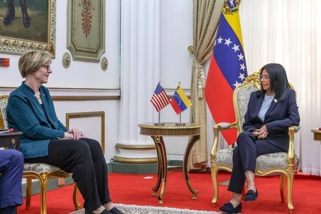 Laura Dogu y Delcy Rodríguez en reunión histórica en Palacio de Miraflores con banderas de EE.UU. y Venezuela