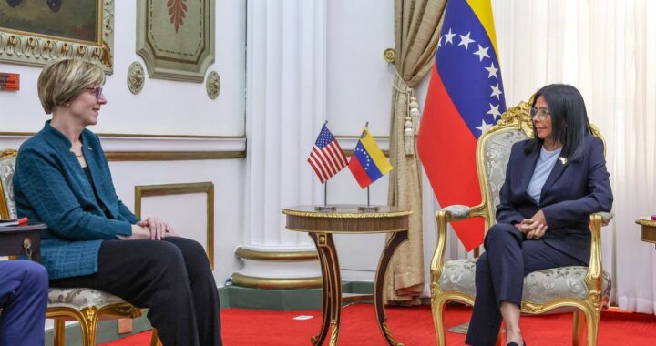 Laura Dogu y Delcy Rodríguez en reunión histórica en Palacio de Miraflores con banderas de EE.UU. y Venezuela
