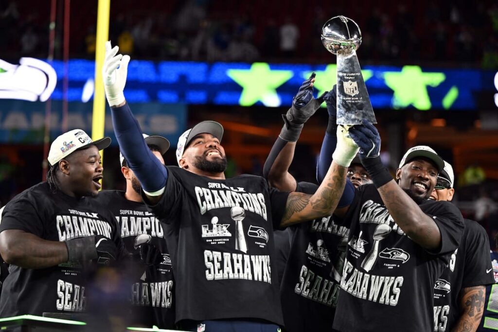 Celebración de los Seahawks tras ganar el Super Bowl 2024 con marcador 29-13 sobre los Patriots, levantando el trofeo Vince Lombardi