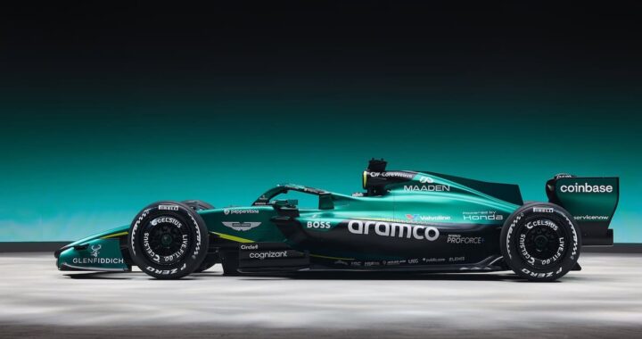 Adrian Newey y Fernando Alonso analizando el AMR26 en boxes, con el monoplaza mostrando detalles técnicos del reglamento 2026