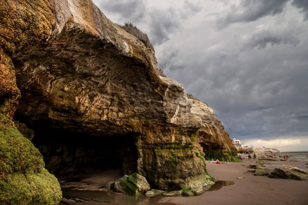 Vista aérea de Las Grutas con acantilados de 60m y aguas turquesas a 22°C, elegida por IA como la mejor playa argentina
