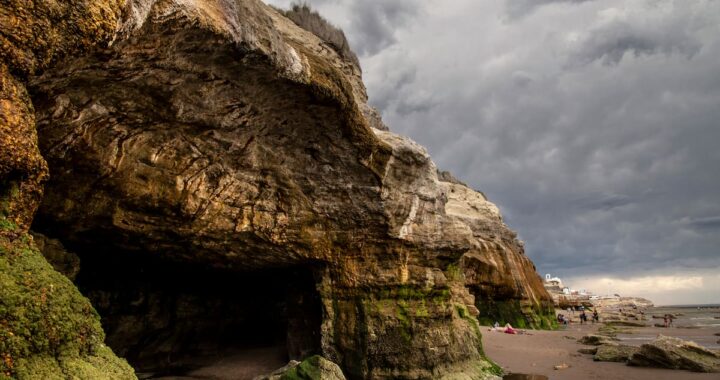 Vista aérea de Las Grutas con acantilados de 60m y aguas turquesas a 22°C, elegida por IA como la mejor playa argentina