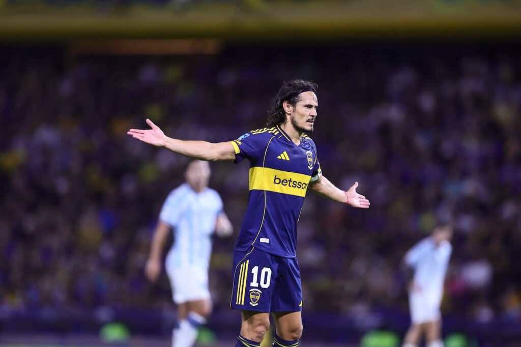 Edinson Cavani camina cabizbajo hacia el banquillo mientras la Bombonera lo silba en partido vs Racing