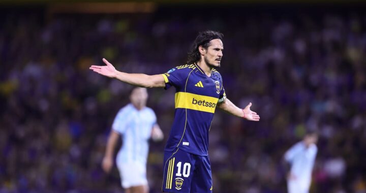 Edinson Cavani camina cabizbajo hacia el banquillo mientras la Bombonera lo silba en partido vs Racing