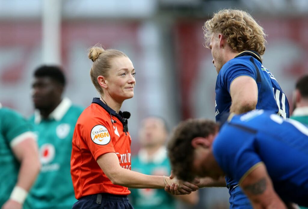 Hollie Davidson con el silbato en el Aviva Stadium, rompiendo 142 años de rugby masculino sin árbitras