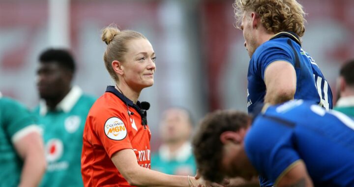 Hollie Davidson con el silbato en el Aviva Stadium, rompiendo 142 años de rugby masculino sin árbitras