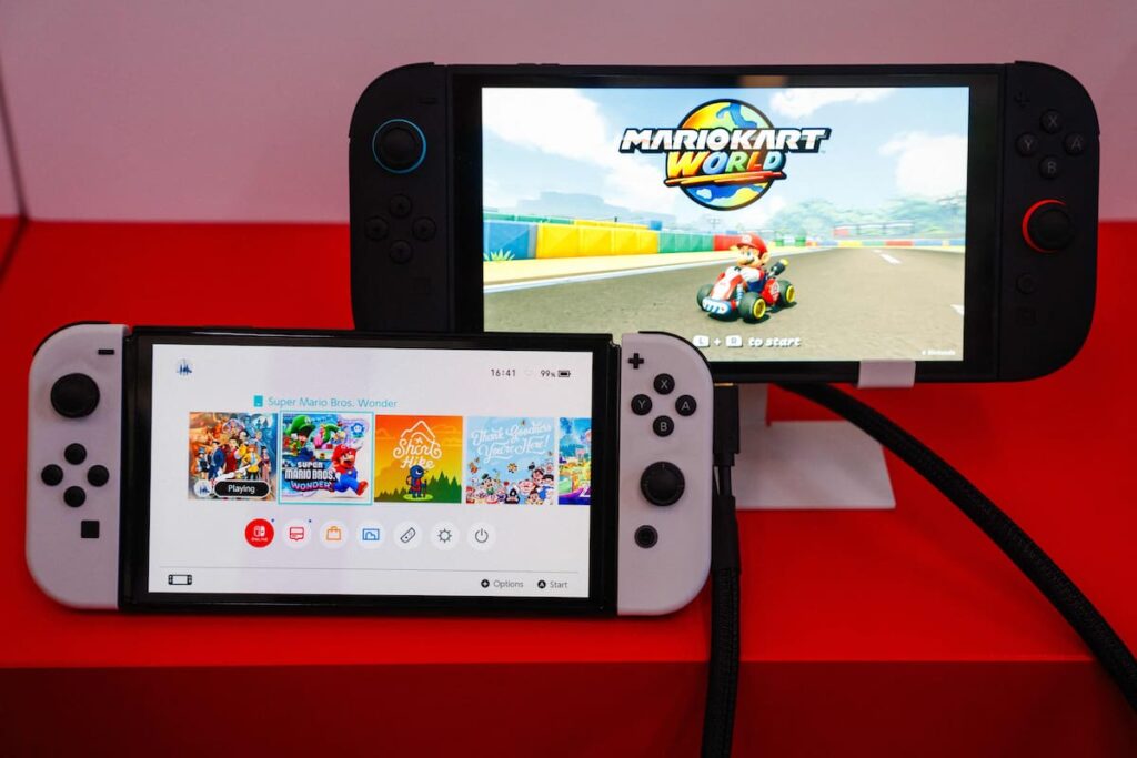 Consola Nintendo Switch con fondo de gráficos de Animal Crossing: New Horizons y datos de ventas récord