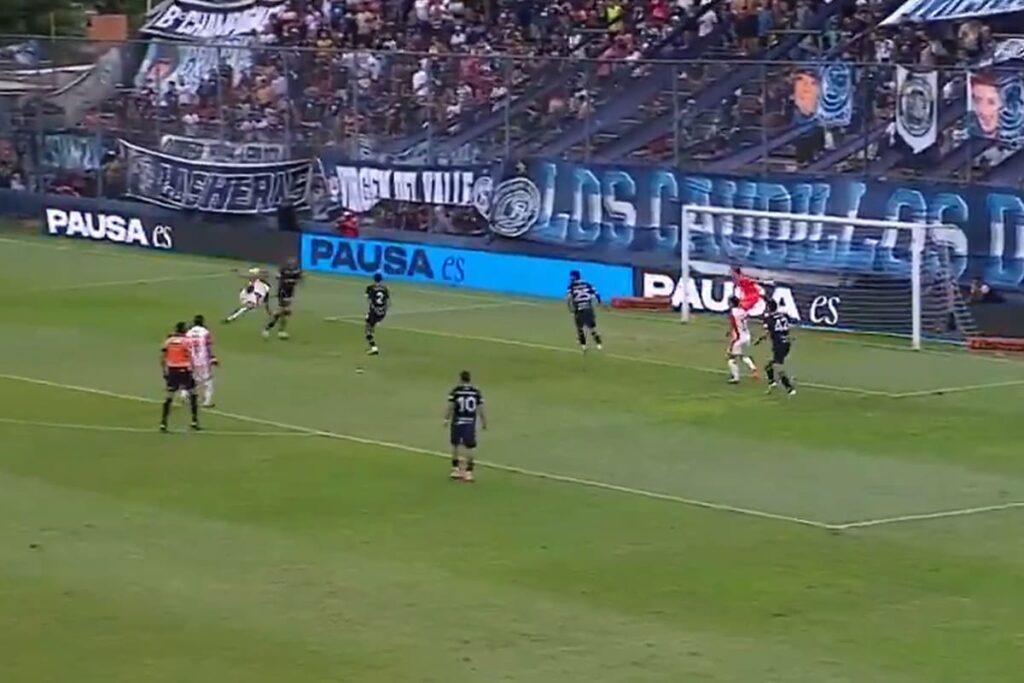Gabriel Ávalos celebra su tijera acrobática en el 3-2 de Independiente Rivadavia vs Independiente en Mendoza