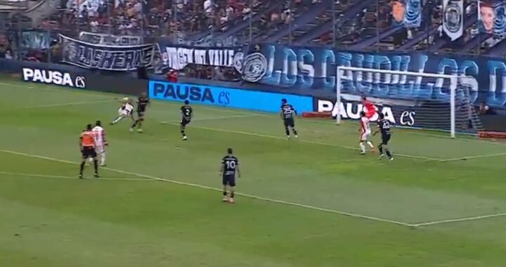 Gabriel Ávalos celebra su tijera acrobática en el 3-2 de Independiente Rivadavia vs Independiente en Mendoza
