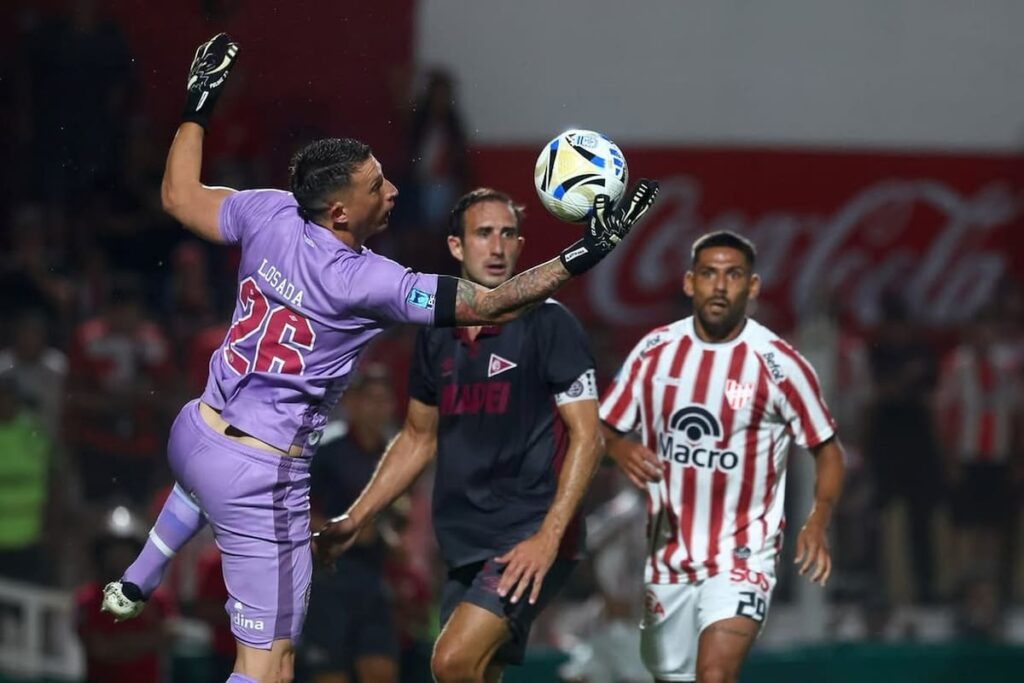 Matías Gallardo celebra su gol de cabeza en el minuto 93 que igualó el partido para Instituto