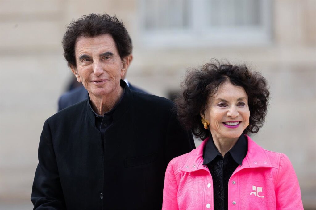 Jack Lang con escolta policial en París tras agresión, con Ópera Garnier de fondo y clima tenso