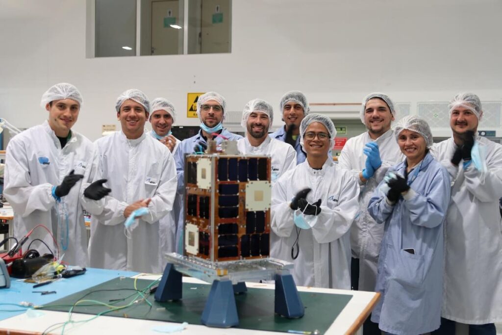 Modelo del satélite argentino Atenea listo para la misión Artemis II de la NASA, con paneles solares de alta eficiencia