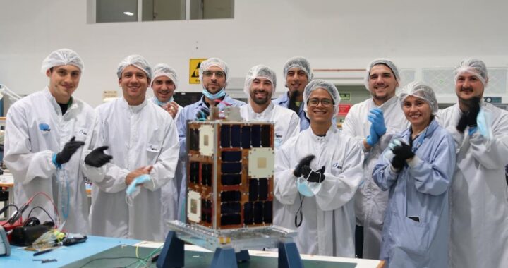 Modelo del satélite argentino Atenea listo para la misión Artemis II de la NASA, con paneles solares de alta eficiencia