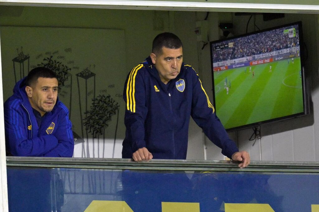 Juan Román Riquelme en tensión con jugadores de Boca durante reunión de emergencia en Ezeiza tras nueva derrota como visitante