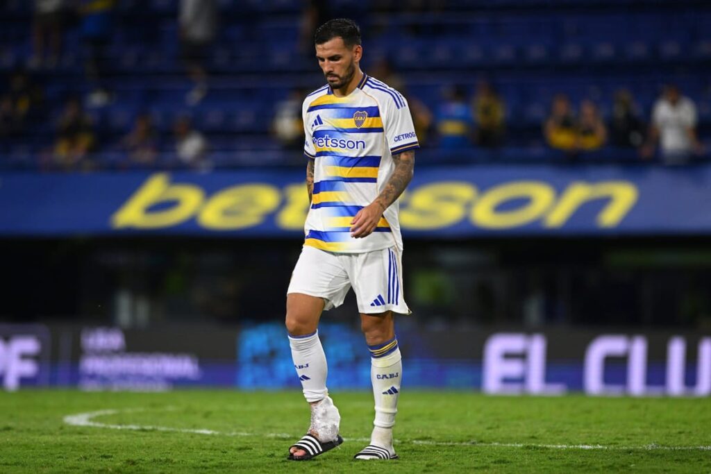 Leandro Paredes con gesto de dolor en el tobillo durante partido de Boca, confirmando su lesión por esguince