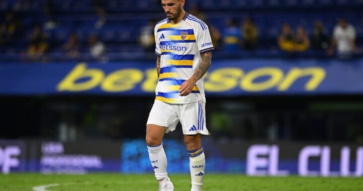 Leandro Paredes con gesto de dolor en el tobillo durante partido de Boca, confirmando su lesión por esguince
