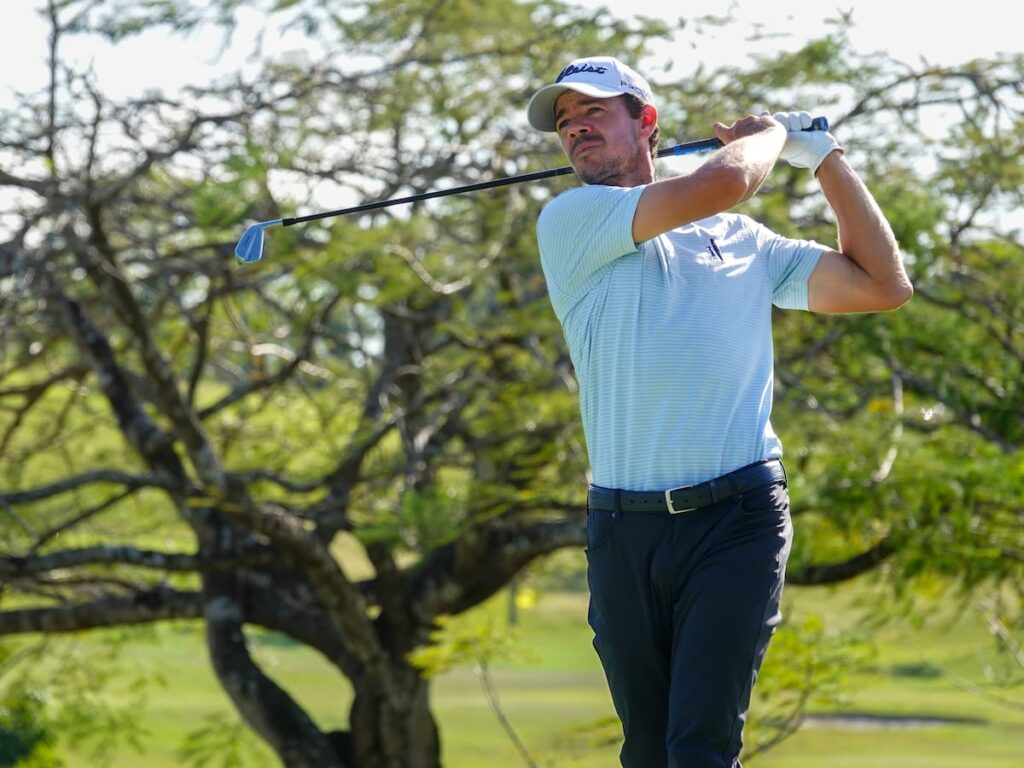 Golfista en el icónico hoyo 18 del Jockey Club durante el VISA Open Argentina 2026, con greens rápidos y fairways estrechos