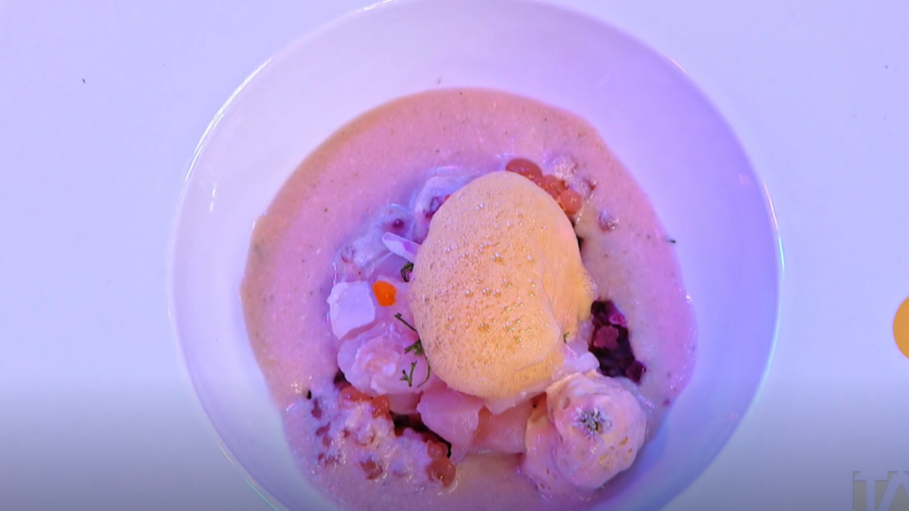 Ceviche de Jipijapa con esferas de limón y espuma de ají en plato de MasterChef, usando técnicas moleculares innovadoras