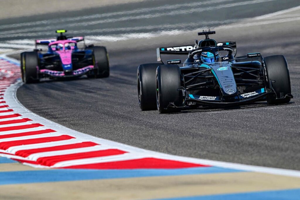 Monoplaza F1 2026 en pista con aerodinámica activa y motor híbrido cuestionado por exceder límite de compresión 16:1