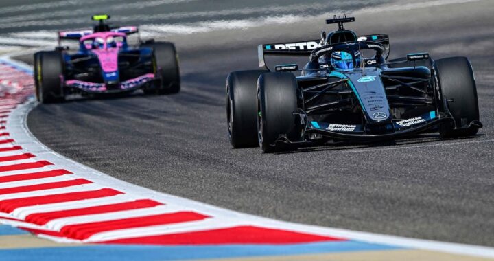 Monoplaza F1 2026 en pista con aerodinámica activa y motor híbrido cuestionado por exceder límite de compresión 16:1