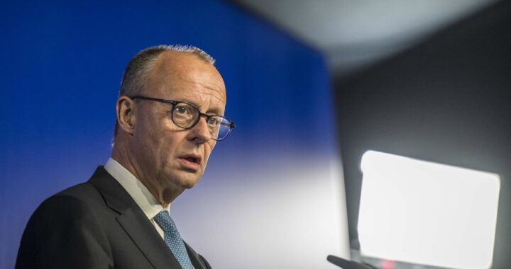 Friedrich Merz en la Conferencia de Múnich advirtiendo sobre la crisis geopolítica de Europa en 2024 con mapa de tensiones globales