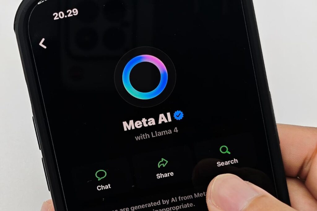 Círculo azul de Meta AI en WhatsApp entre chats de usuarios, con opción de ocultar marcada en rojo