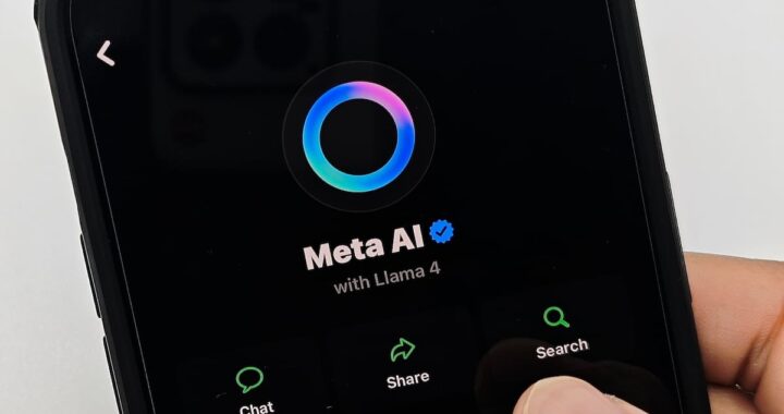 Círculo azul de Meta AI en WhatsApp entre chats de usuarios, con opción de ocultar marcada en rojo