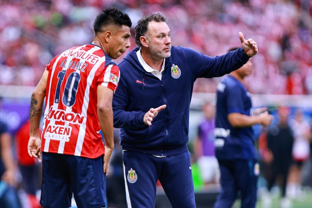 Gabriel Milito celebrando con jugadores jóvenes de Chivas en el estadio, tras victoria con 100% de efectividad