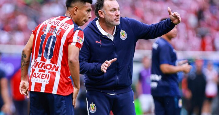 Gabriel Milito celebrando con jugadores jóvenes de Chivas en el estadio, tras victoria con 100% de efectividad