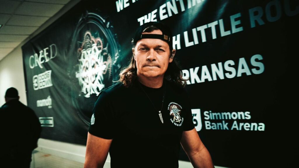 Brad Arnold en el escenario con micrófono, leyenda del rock con 'Kryptonite' y 3 Doors Down