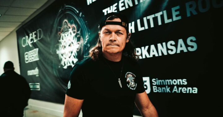 Brad Arnold en el escenario con micrófono, leyenda del rock con 'Kryptonite' y 3 Doors Down